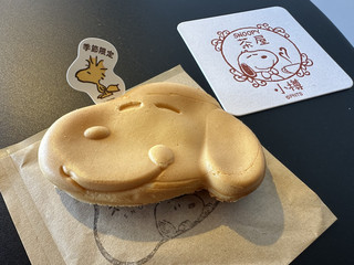 北海道小鎮。還可以邊走邊吃外帶的“SNOOPY茶屋小瓶店”