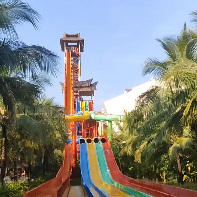 越南富國島 十層樓高垂直滑梯