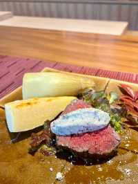 那珂川のせせらぎを背に創作に満ちたお料理が魅力