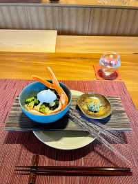 那珂川のせせらぎを背に創作に満ちたお料理が魅力