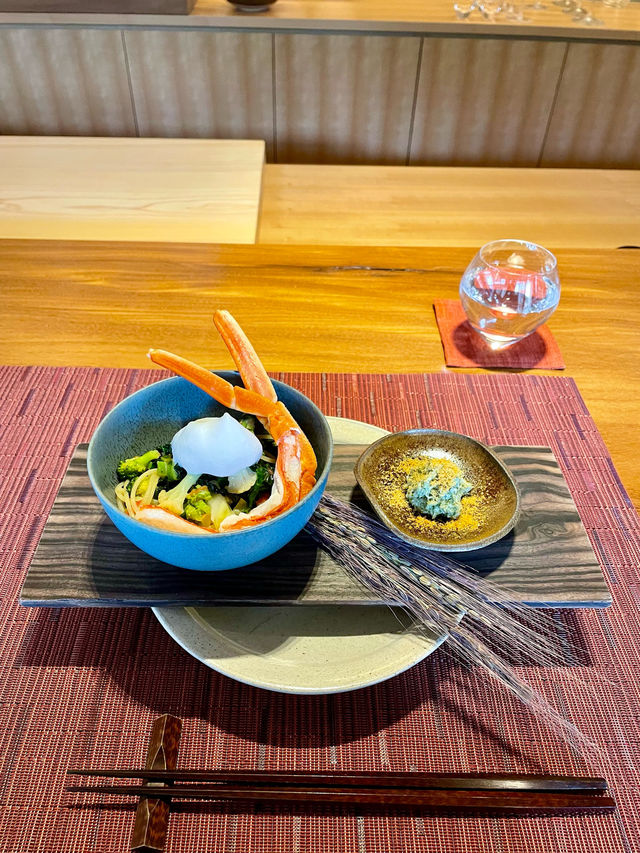 那珂川のせせらぎを背に創作に満ちたお料理が魅力