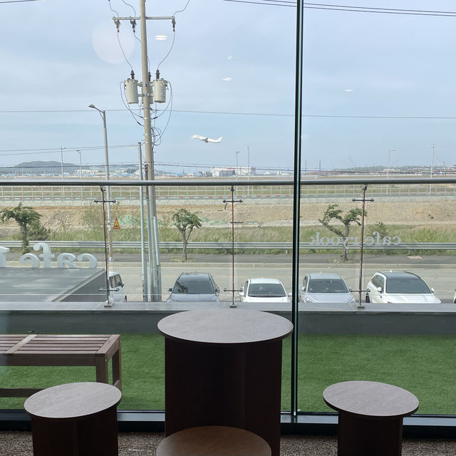 이륙하는 비행기보며 즐기는 커피 한 잔, 영종도 카페 륙✈️