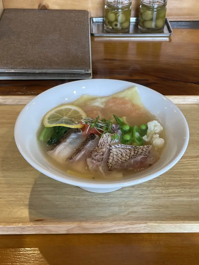 人生で最高の日本の真鯛ラーメン + ギンザウエストのホワイトカフェ 🪽