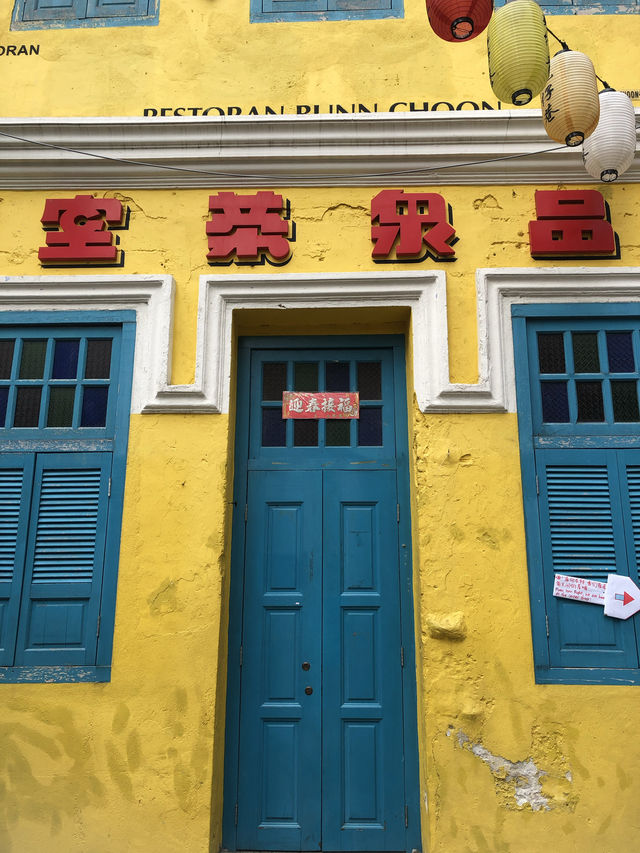 beautiful storefront and alleys - a perfect photospot