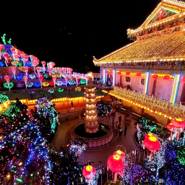 Kek Lok Si Temple's Stunning Light Display