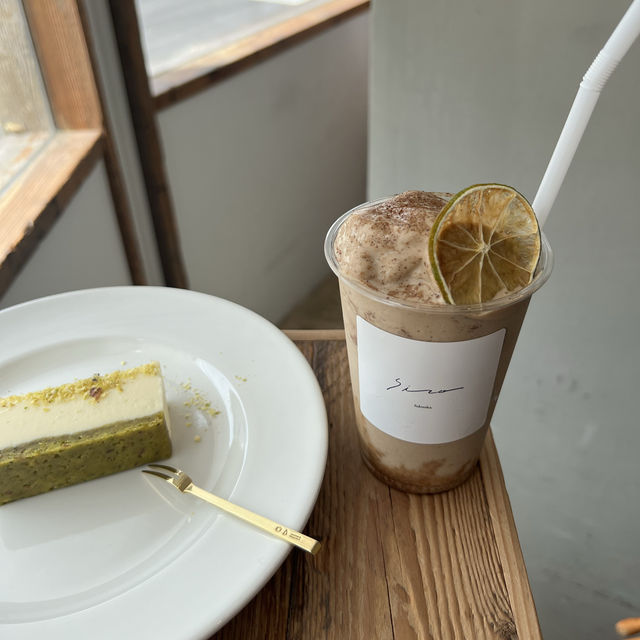 インテリアがおしゃれな淡色カフェ