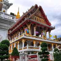 สักการะพระประธานสององค์ในพระอุโบสถ 3 ชั้น