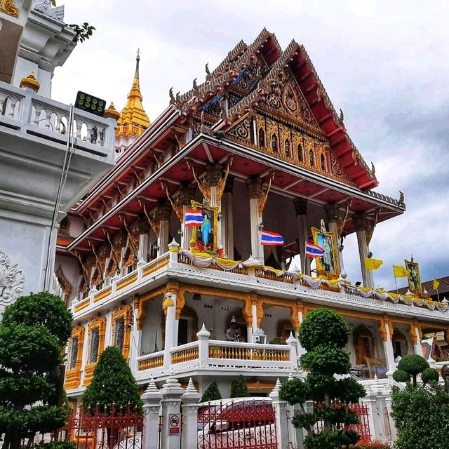 สักการะพระประธานสององค์ในพระอุโบสถ 3 ชั้น