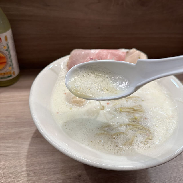 太子拉麵界新貴．泡沫系豚雞白湯