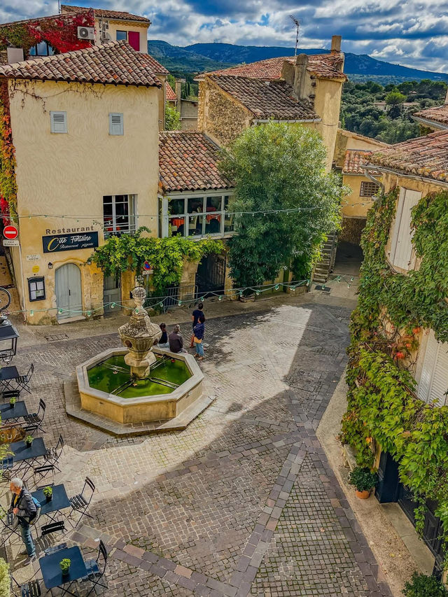 Beauty of Venasque, France! ✨🇫🇷 📸