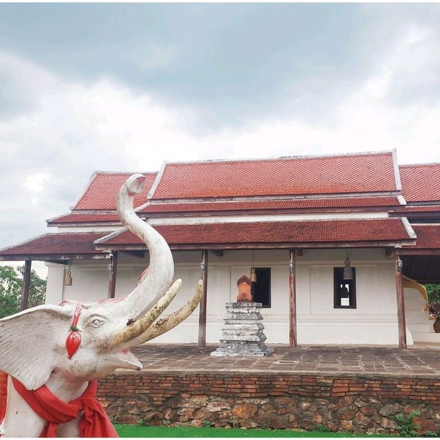 วัดเขาพระอานนท์ วัดเก่าแก่ในสุราษฎร์ธานี