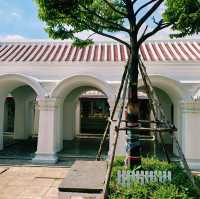 泰國曼谷標誌性皇家古跡寺廟景點:Wat Phitchaya Yatikaram Worawihan，雄偉白色巨塔，適合打卡拍照📸。