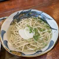 【那覇空港近くにある昔ながらのあっさり沖縄そば】木灰そば とらや