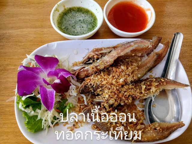 พามาทานอาหารริมลำธารในจังหวัดนครนายก