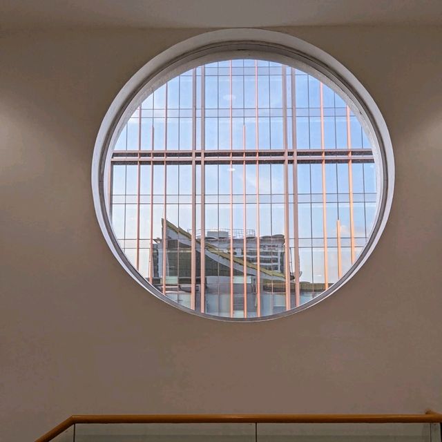美麗的圓型球體建築：曼谷市立藝術文化中心