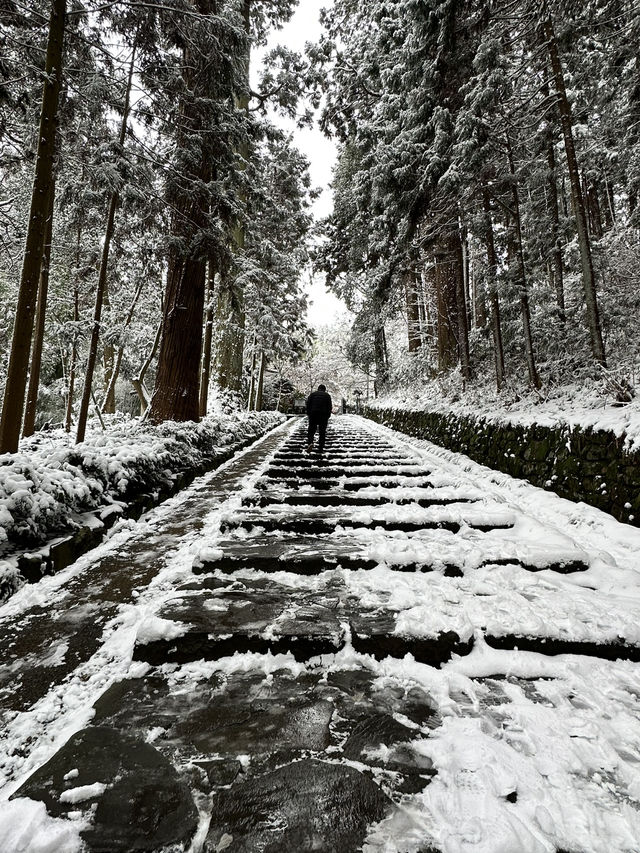 【宮城×冬の旅】伊達政宗を祀る霊廟  雪に包まれ白と黒のコントラストが素晴らしい