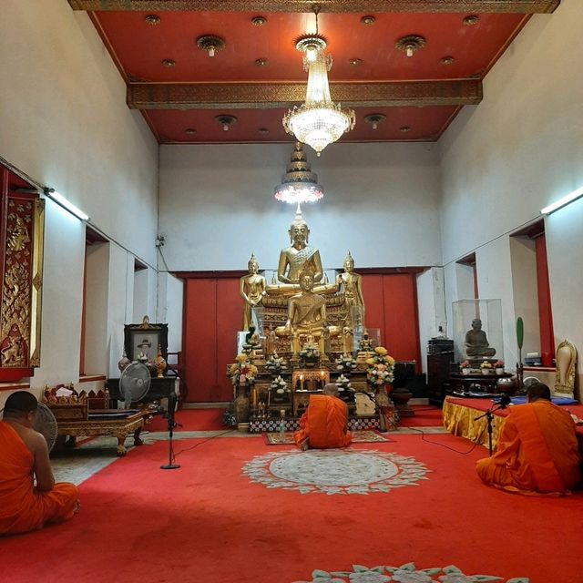 สักการะหลวงพ่อพระบางประสิทธิโชค ที่วัดเอี่ยมวรนุช