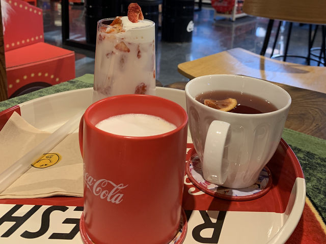 코카콜라 마니아를 위한 필수 방문지, 고령의 코카콜라 카페! 🥤❤️ 