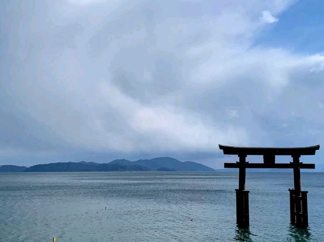 琵琶湖畔的海上鳥居，滋賀縣近江的白鬚神社