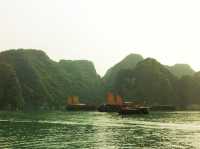 ล่องเรือชิลๆ ชมวิวสุดอลังที่ฮาลองเบย์