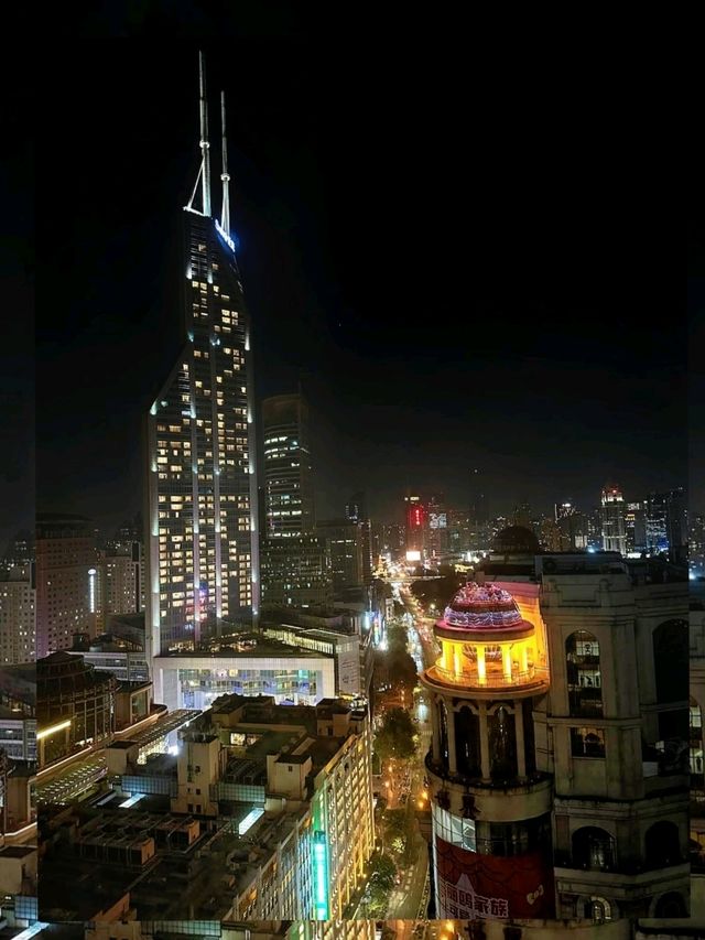 The Shanghai Marriott Marquis Hotel City Centre, easily accessible, luxury yet comfortable. 