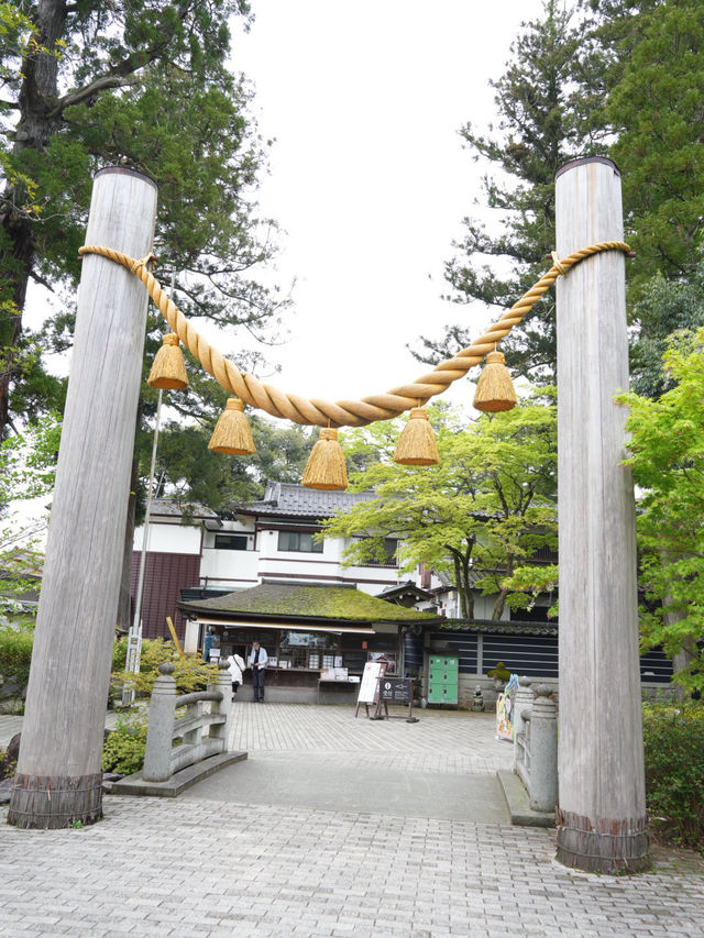 【石川×那谷寺】朱色の鮮やかな華王殿 両脇のしだれ桜が素晴らしい