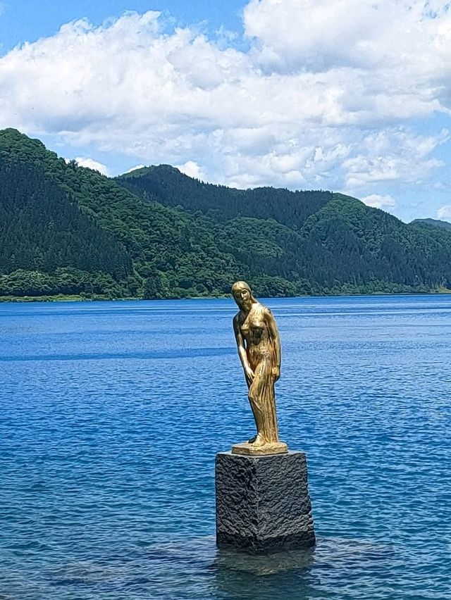 田澤湖環湖美拍景點推薦---浮木神社、金色辰子像、御座石神社朱紅大鳥居