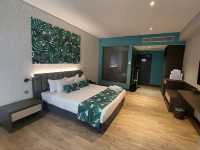 “Urban Vibes & Cultural Comfort: Deluxe King Escape at TROVE JB”