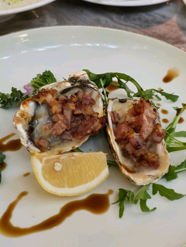 「ROYAL INN法式浪漫打卡聖地！火焰肉眼扒🔥龍蝦湯🦞吸睛又吸Like，銅鑼灣必訪！」