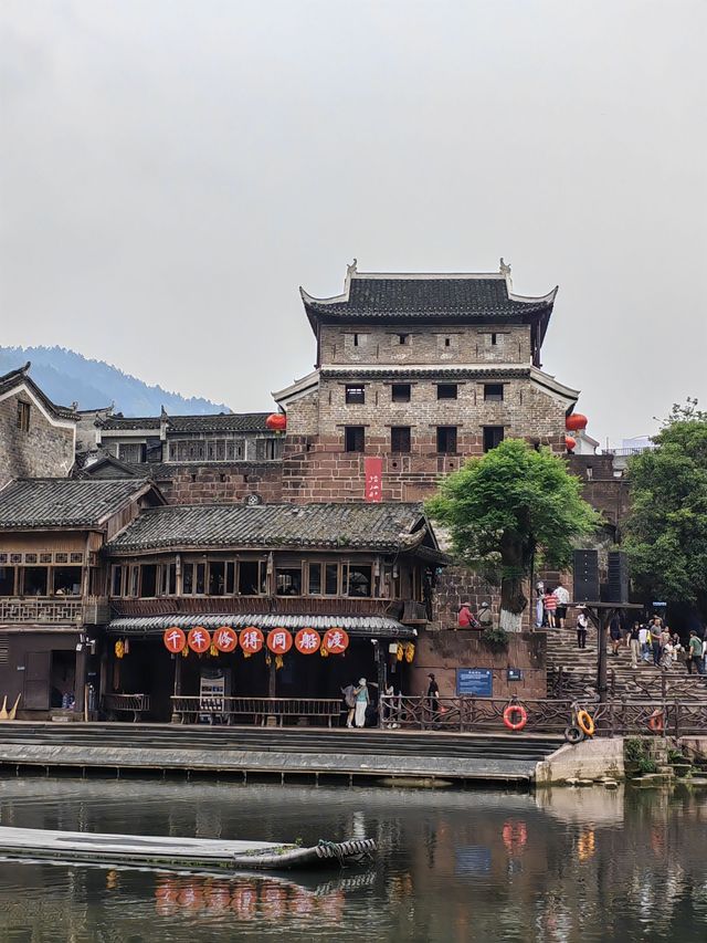 Fenghuang เมืองโบราณที่สุดแสนจะมีเสน่ห์ 