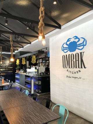 Ombak Kitchen, Bukit Jelutong — 해산물 축제와 이벤트 친화적인 공간