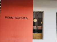 曼谷| 甜點控請收藏曼谷超可愛多拿滋店Donut Disturb 藏身Ari文青社區，拍照打卡100分！