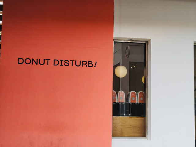 曼谷| 甜點控請收藏曼谷超可愛多拿滋店Donut Disturb 藏身Ari文青社區，拍照打卡100分！
