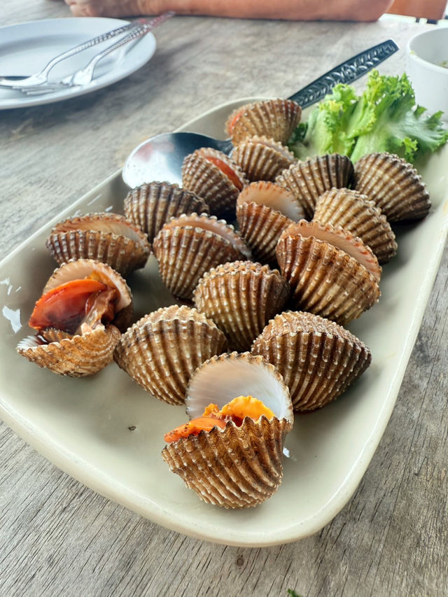 อาหารทะเลสด อร่อย ต้องร้านลมพันท้าย สมุทรสาคร