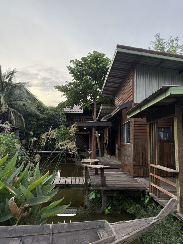 นั่งเรือข้ามฟากไปนอนโฮมสเตย์ริมแม่น้ำ🛶🤭