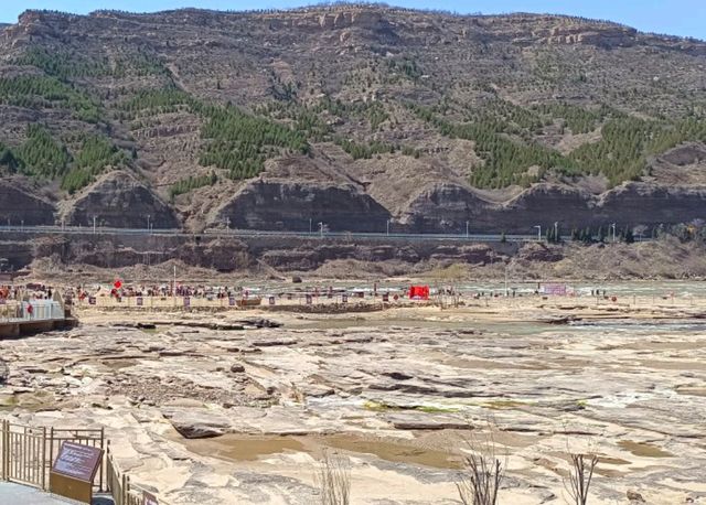 น้ำตกหูโข่วในแม่น้ำเหลือง (Hukou Waterfall) 
