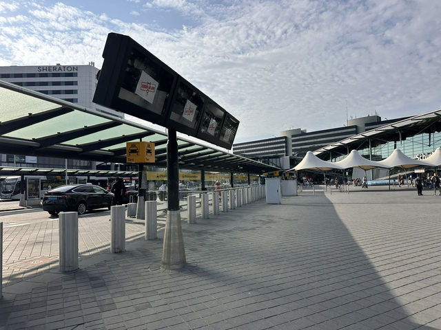 【スキポール空港 & I amsterdam｜旅の始まりを彩る玄関口とシンボル】
