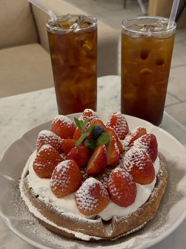 季節限定！苺ワッフルが美味しい釜山夜カフェ