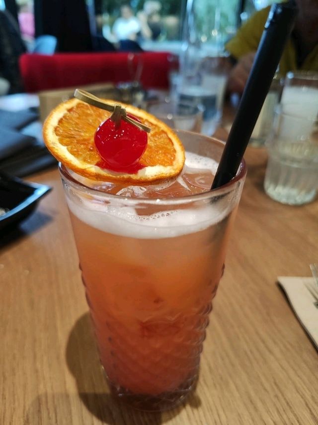 소피아 여름 천국 | 코코스 - 풀 바, 바 & 그릴에서 즐기는 여유로운 시간 🍹