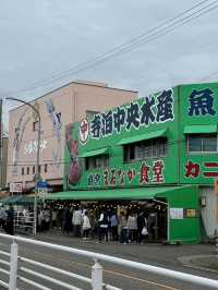 海の香りと活気に包まれる寺泊魚の市場通りで、旬の味覚を堪能🐟