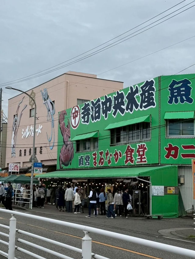 海の香りと活気に包まれる寺泊魚の市場通りで、旬の味覚を堪能🐟