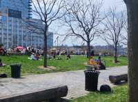 Smorgasburg 遊記｜紐約週末限定的美食天堂！  如果你剛好週末在紐約，Smorgasburg 絕對是必逛的美食市集！這裡被譽為「全球最大戶外美食市集」，每到週末，來自全紐約的美食攤販都會