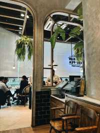 ทานอาหารกับครอบครัวที่ร้านกับข้าวกับปลา