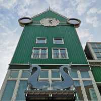 📍 Why Visit in Summer? Just 15 minutes from Amsterdam, Zaandam blends iconic Zaanse Schans windmill