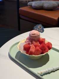 ☁️くもくも · 雲朵系甜品的幸福瞬間 在老屋裡吃冰，真的太療癒了～🍧🍑