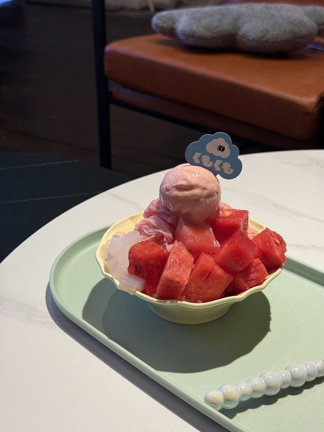 ☁️くもくも · 雲朵系甜品的幸福瞬間 在老屋裡吃冰，真的太療癒了～🍧🍑