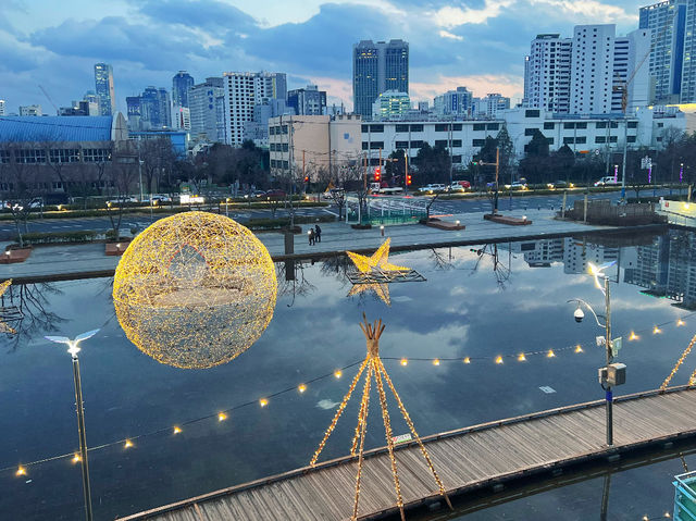 Busan Citizens Park: An Urban Oasis with Enchanting Night Views! 🌳💦