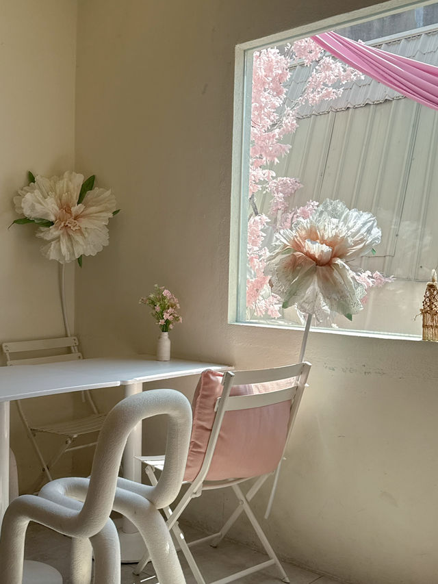 The craziest decoration cafe in Penang: No.8 Sandwich Club