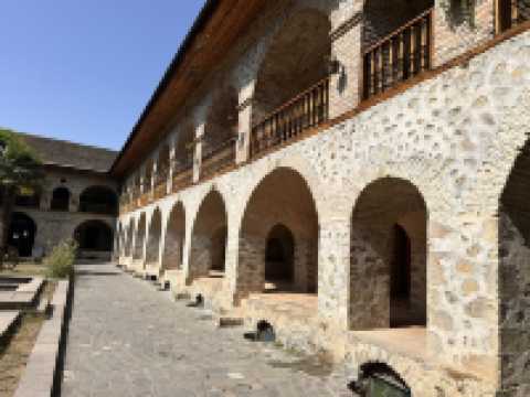 【Karvansaray／カーブァンサライ｜旧市街の“石造りキャラバン宿が生んだ食の体験”】