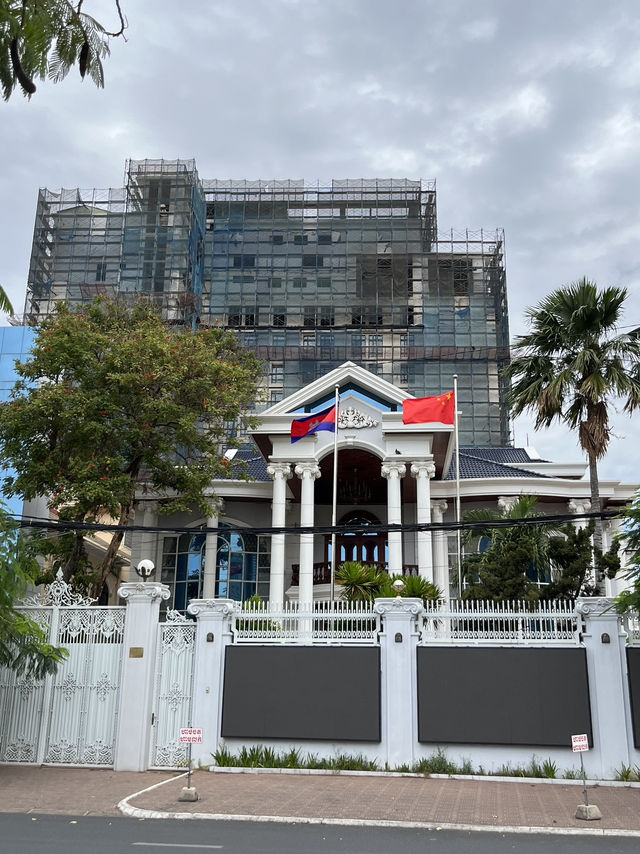 🇰🇭 Phnom Penh’s Heartbeat: Independence Monument at Sunset 🏛️🌇